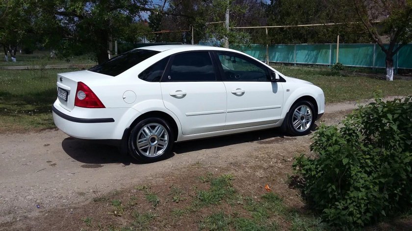 Ford Focus 2 седан белый