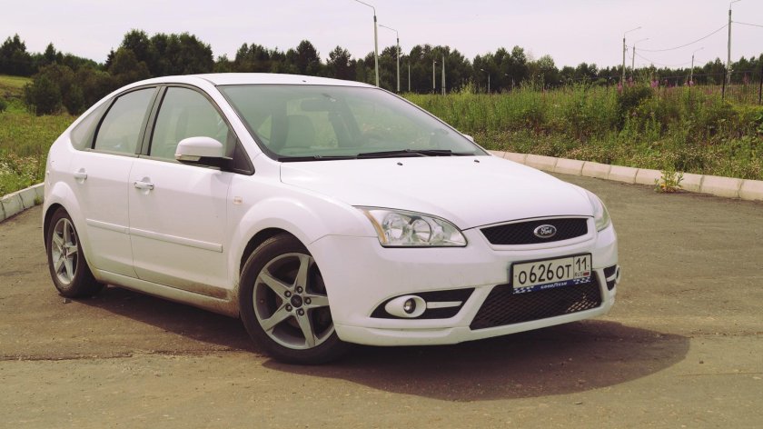 Белый Форд фокус 2 дорестайлинг