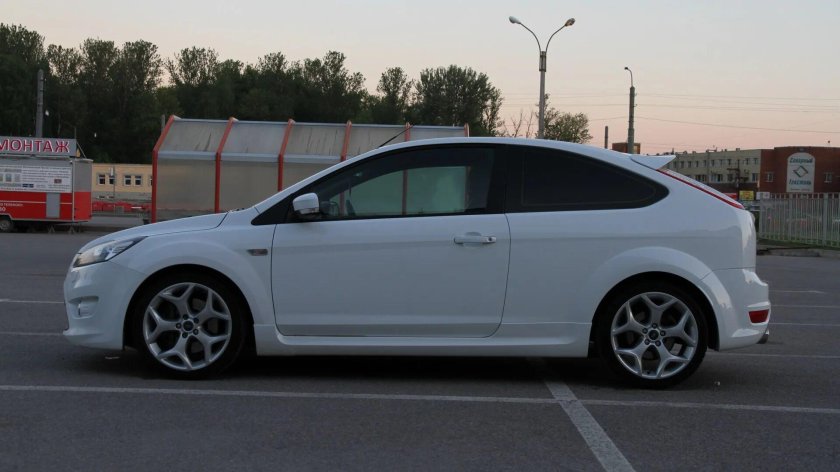 Белый Форд фокус 2 St