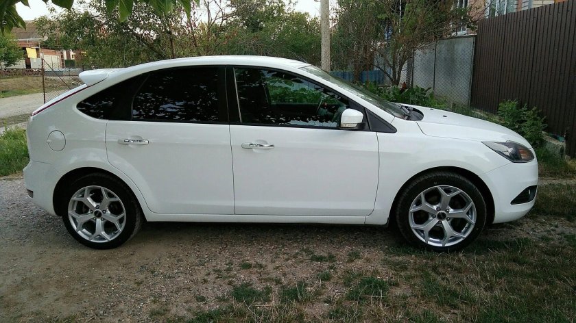 Форд фокус 2 хэтчбек белый