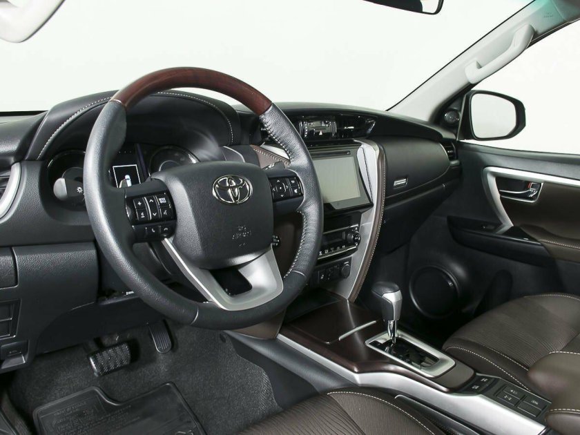 Toyota Fortuner 2021 салон