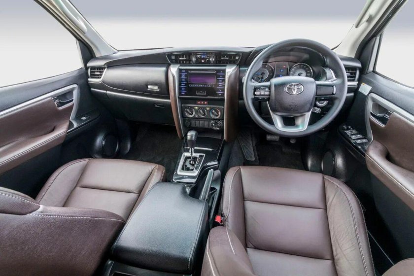 Тойота фортунер 2021 салон