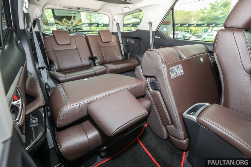 Тойота фортунер салон сзади