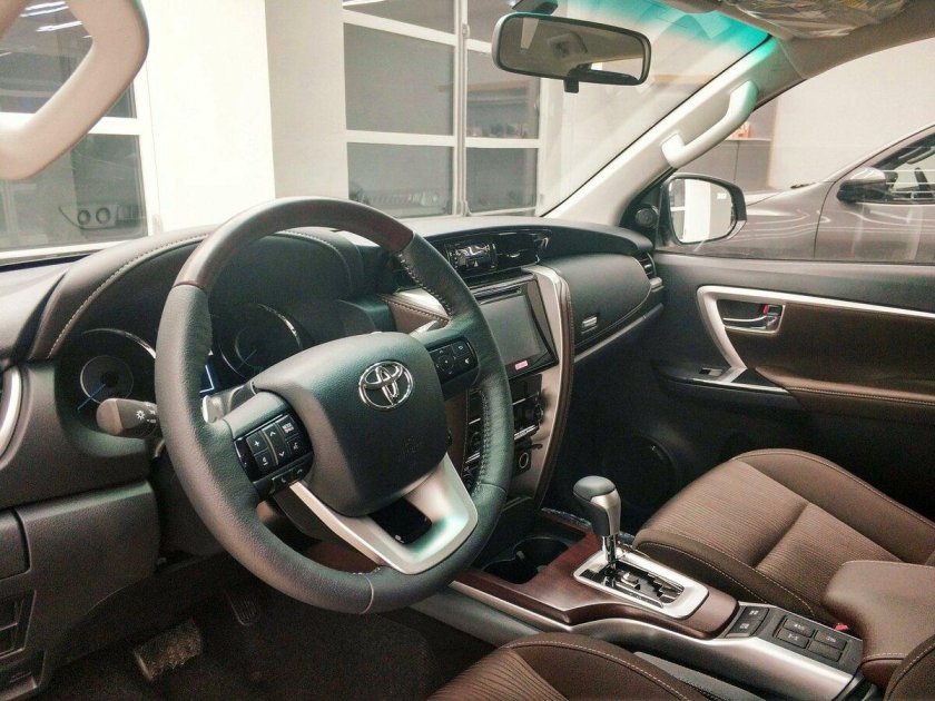 Тойота фортунер 2019 салон