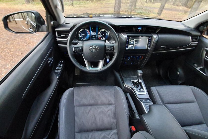 Toyota Fortuner салон