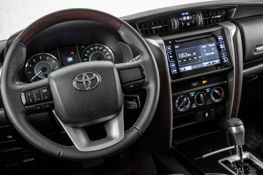 Toyota Fortuner 2017 салон