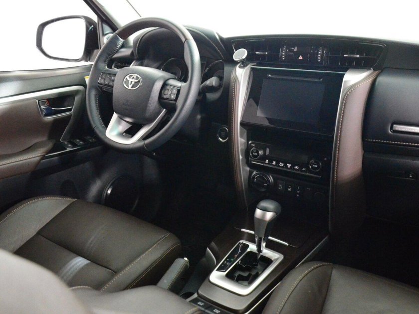 Toyota Fortuner 2 поколение