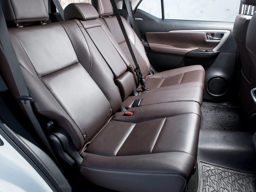 Тойота фортунер салон сзади