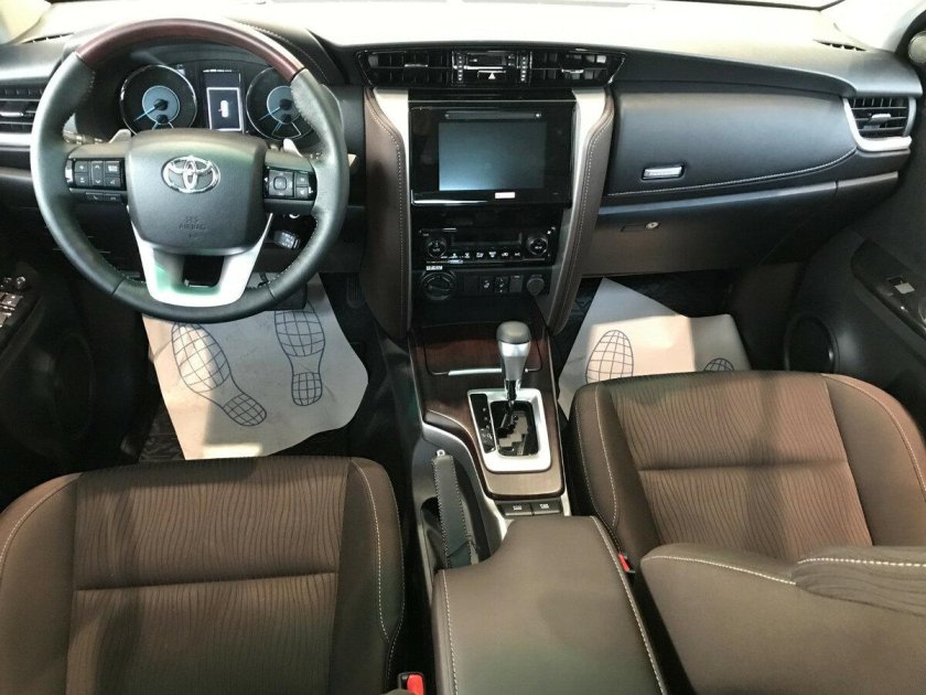 Toyota Fortuner 2021 салон