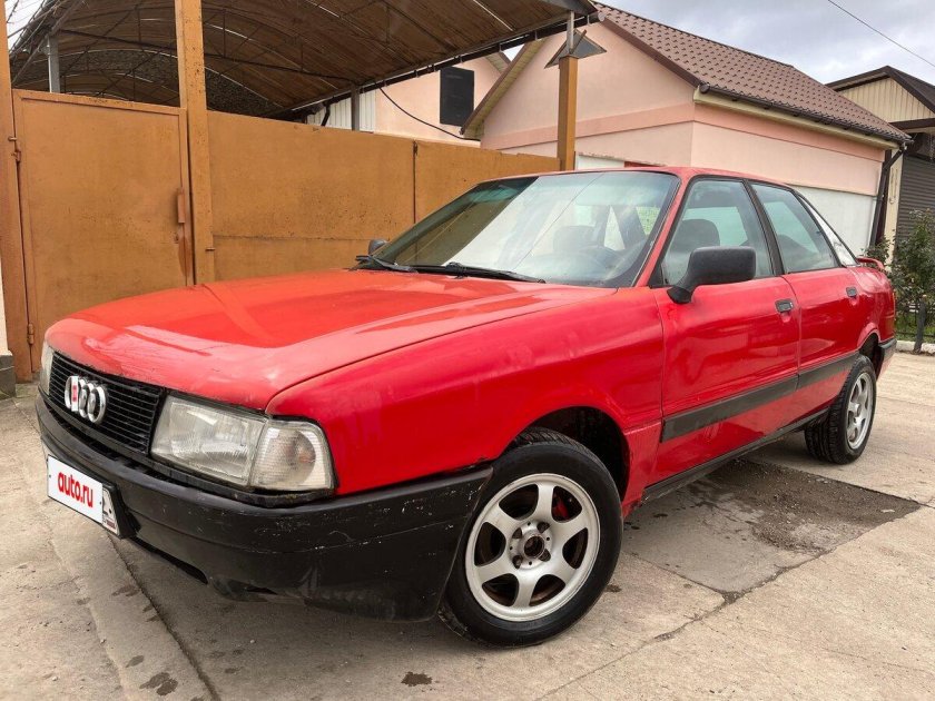 Красная ауди 80
