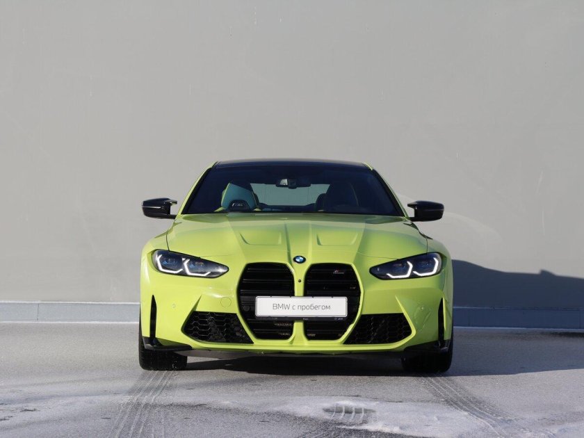 Желтый БМВ 520 2021