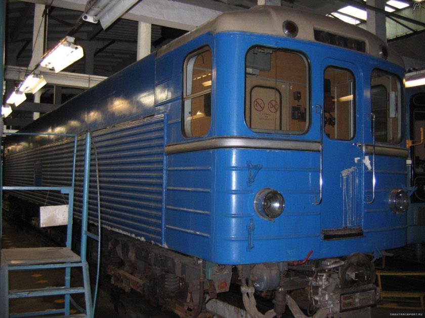 Контактно-аккумуляторный электровоз л 81-711