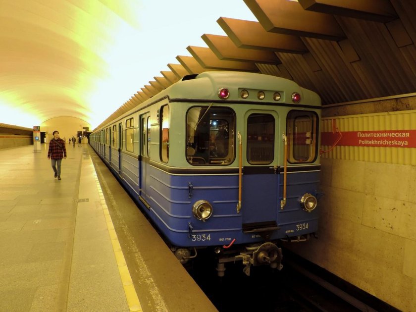 Метропоезд еж3