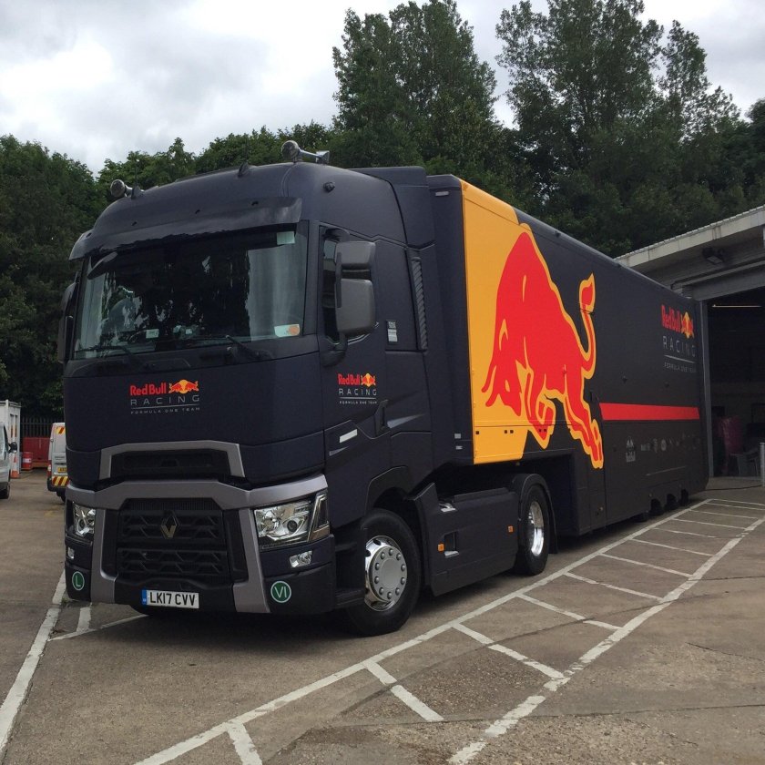 Грузовик Red bull