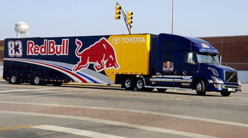 Грузовик Red bull