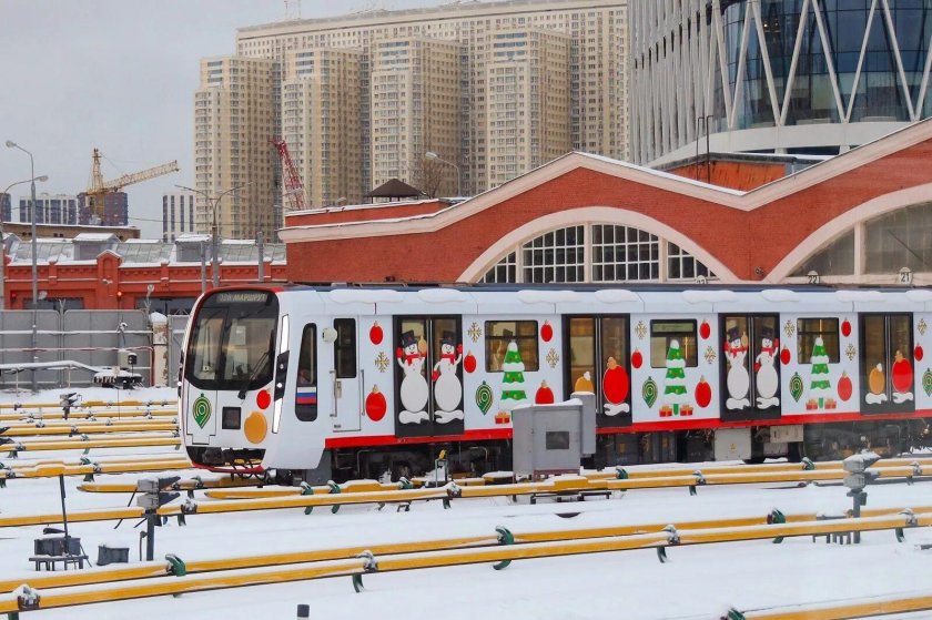 Новогодние поезда метро 2025