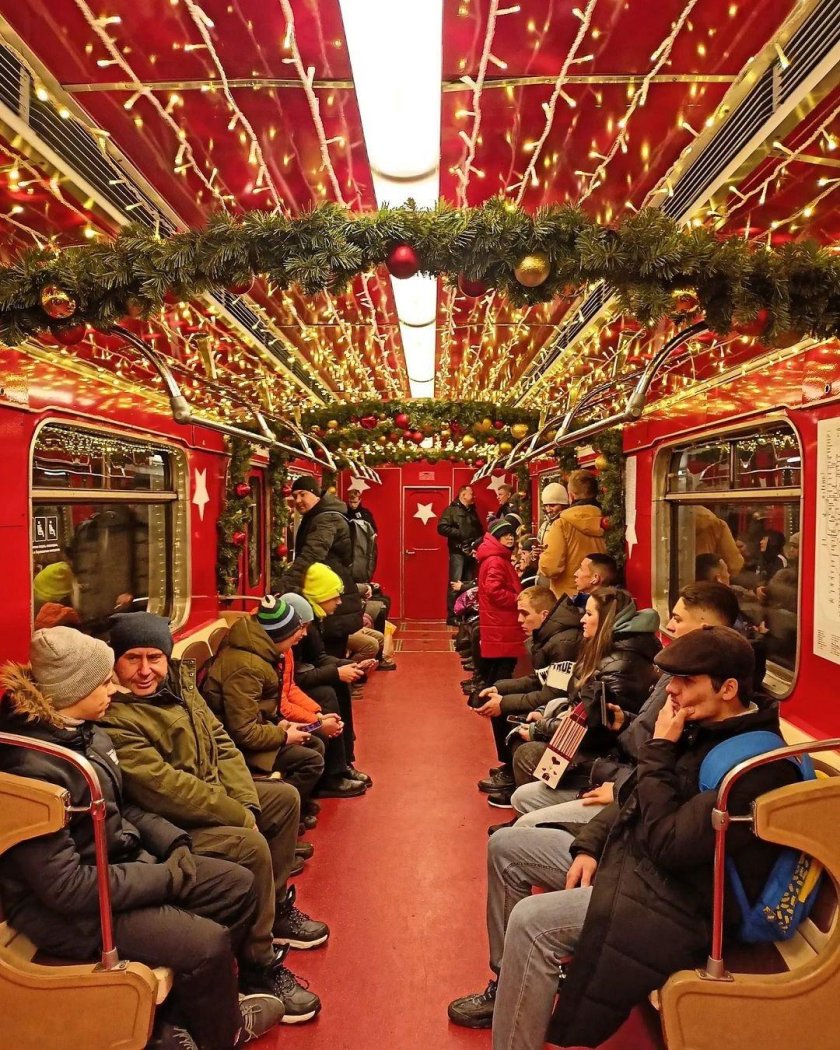 Новогодний поезд метро еж3 2023