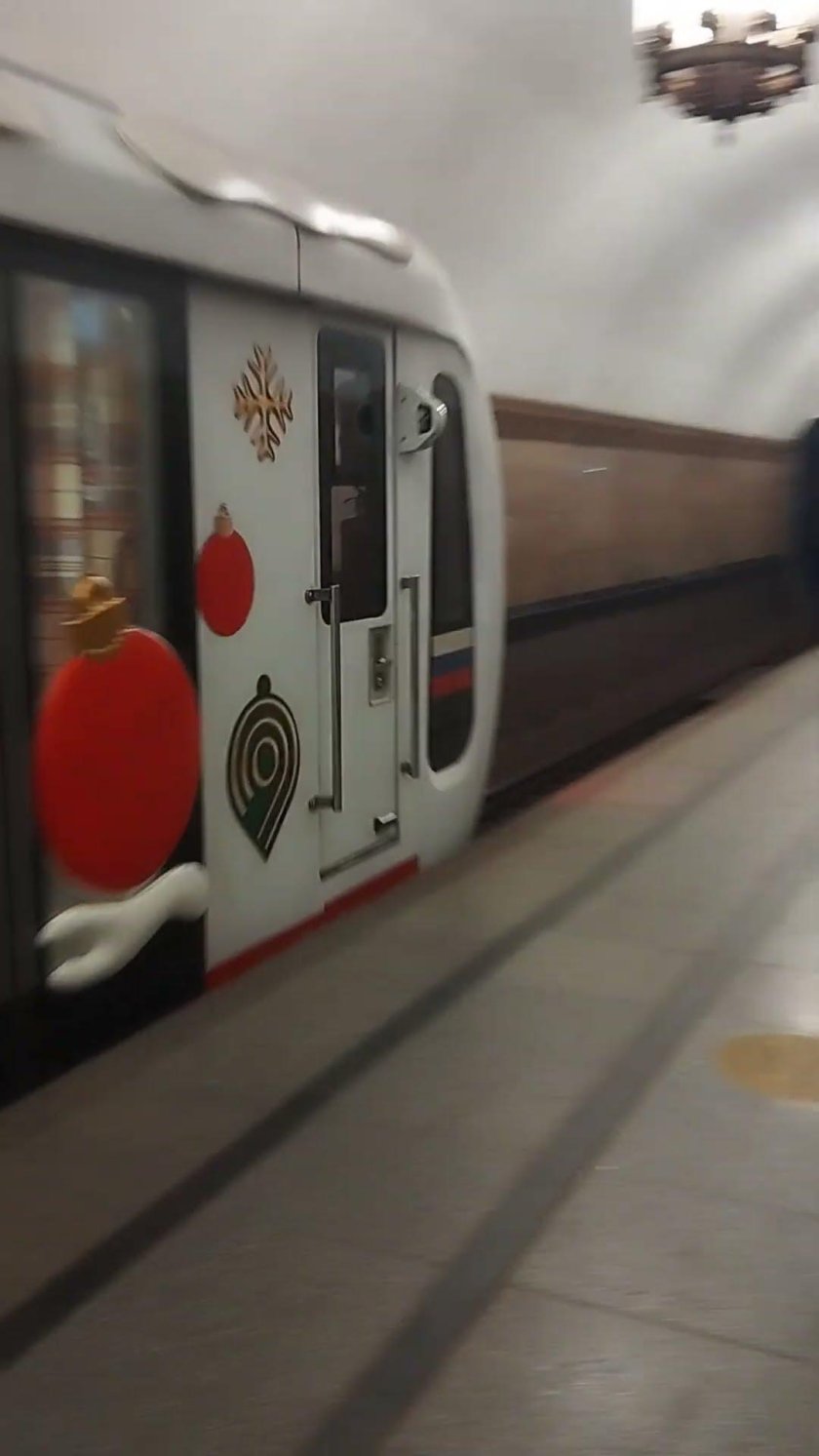 Метро москва поезд