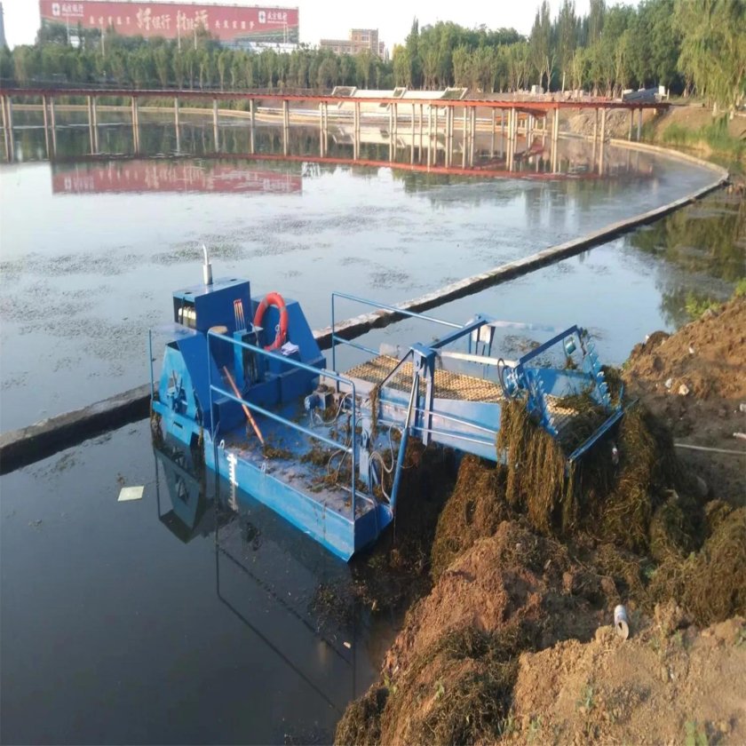Земснаряд для очистки русла реки