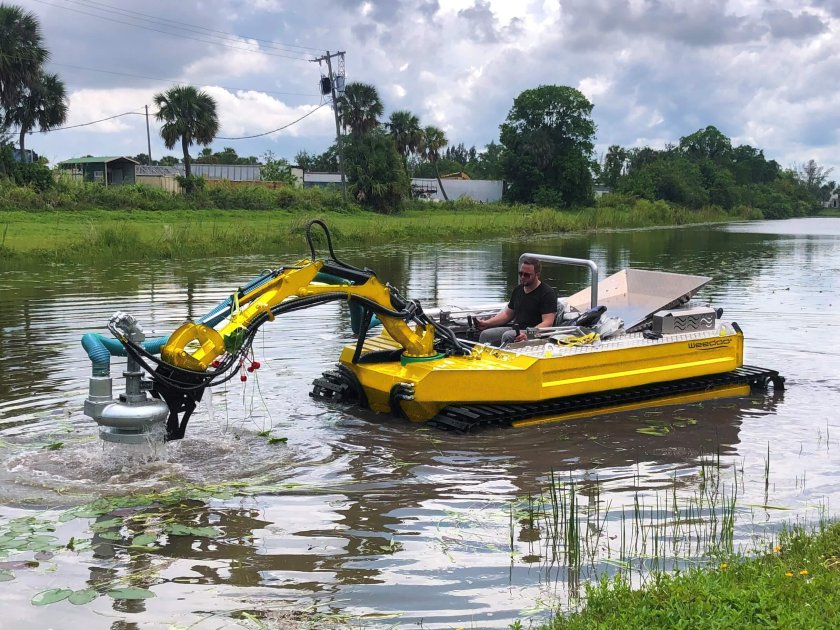 Лодка для очистки водоемов