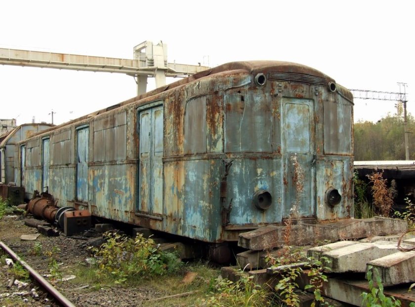 Заброшенный вагон Московского метрополитена