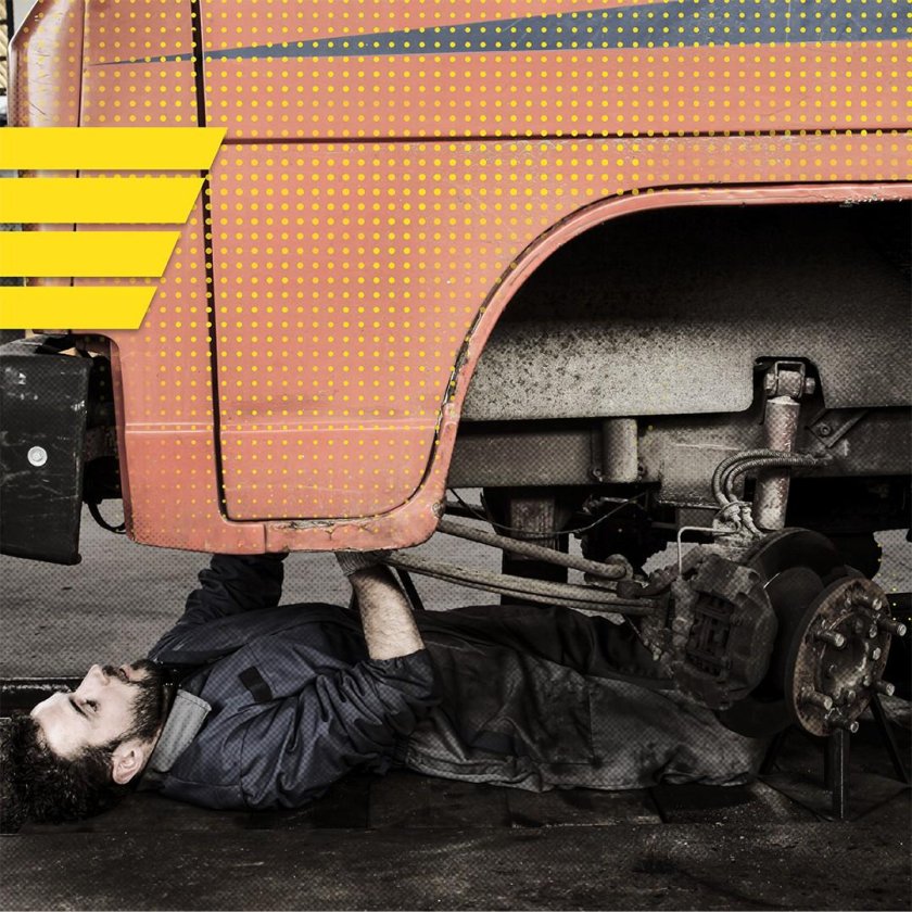 Механик под машиной