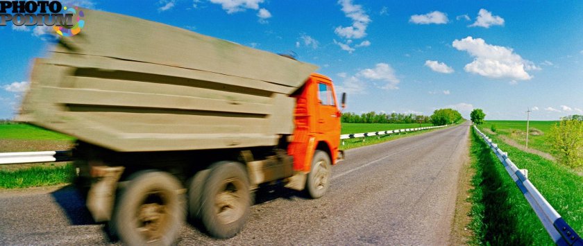 КАМАЗ едет по дороге