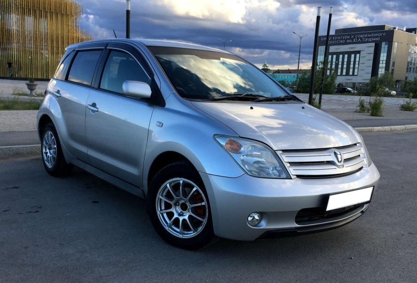 Тойота ist 2002