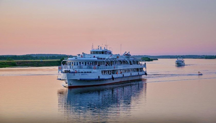 Волга река теплоход