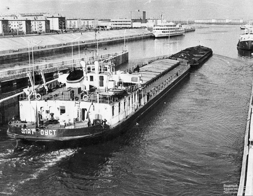 Теплоход Степан Разин 588