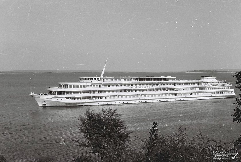 Теплоход Виталий Закруткин