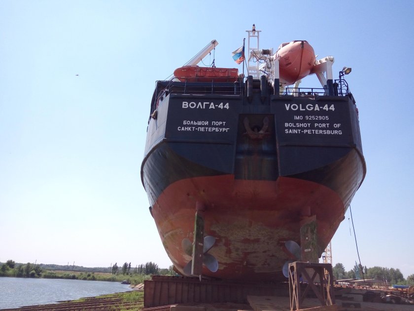 Сухогрузы и теплоходы на Волге
