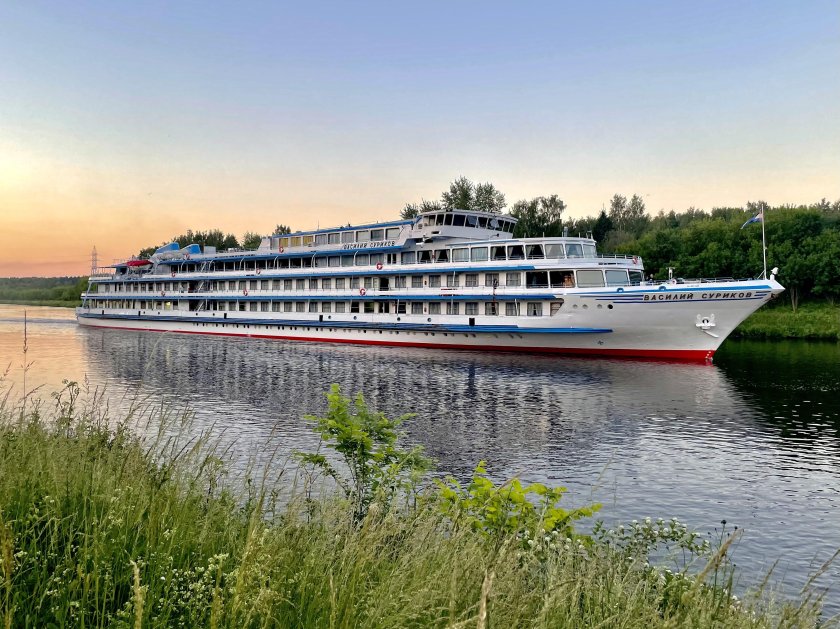 Теплоход Василий Суриков