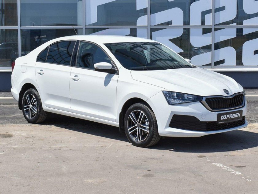 Белый skoda rapid