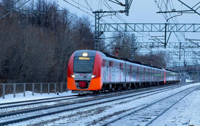 Пригородный электропоезд