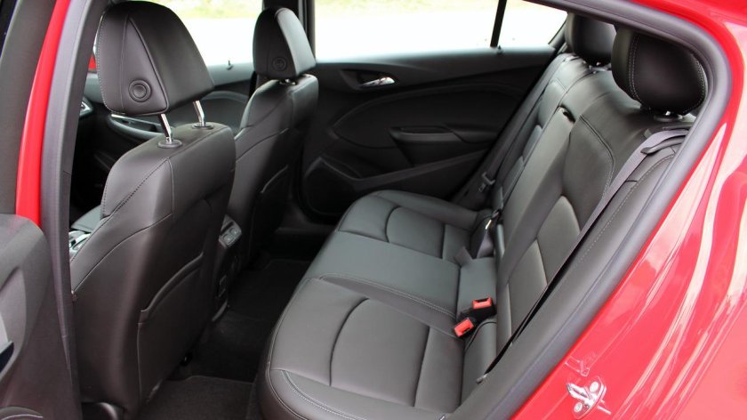 Шевроле Круз салон сзади