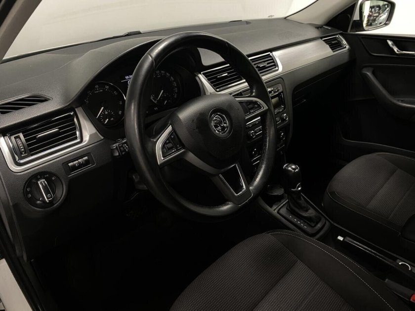 Белый skoda rapid