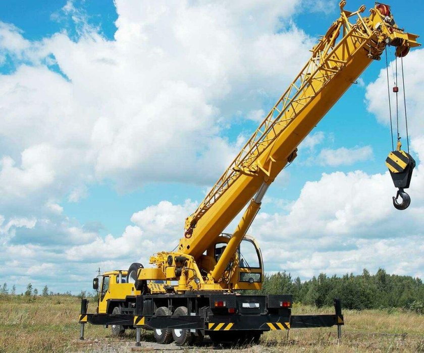 Автокран с поднятой стрелой