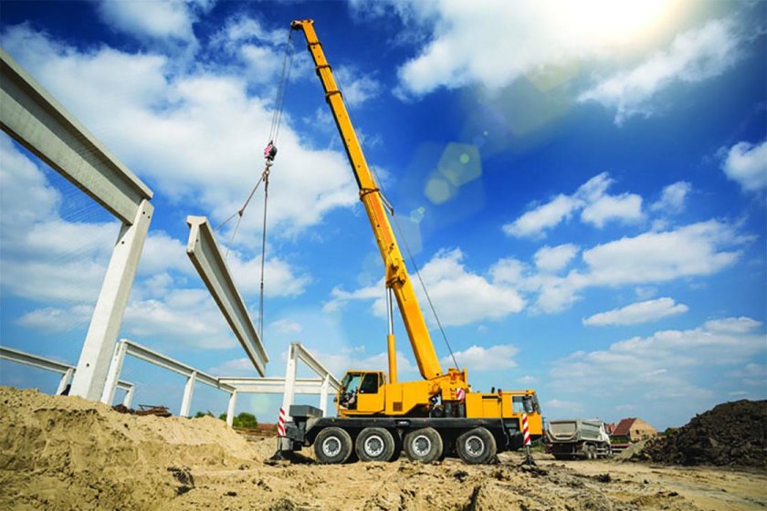 Автокран на стройке