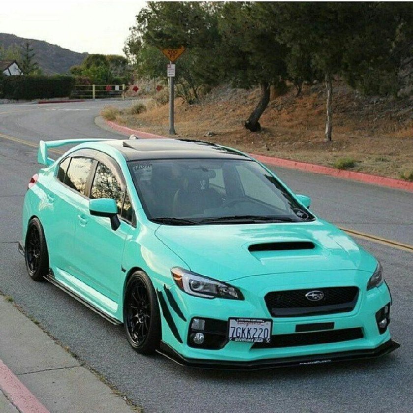 Бирюзовая Subaru Impreza WRX