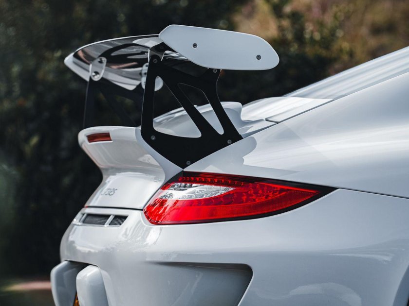 Спорткар со спойлером