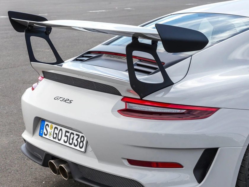 Порше 911 со спойлером