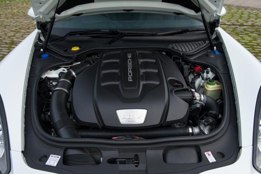 Моторный отсек Порше Панамера 4