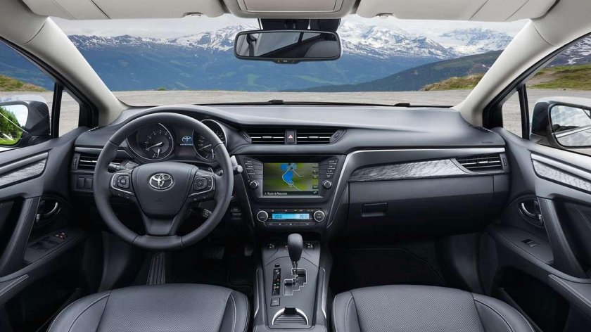 Toyota Avensis 2018 салон