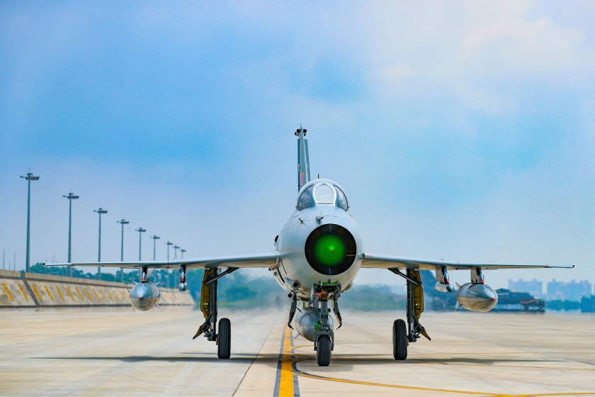 Chengdu j-7 истребитель