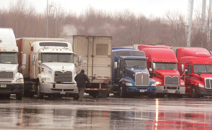 Стоянка грузовиков