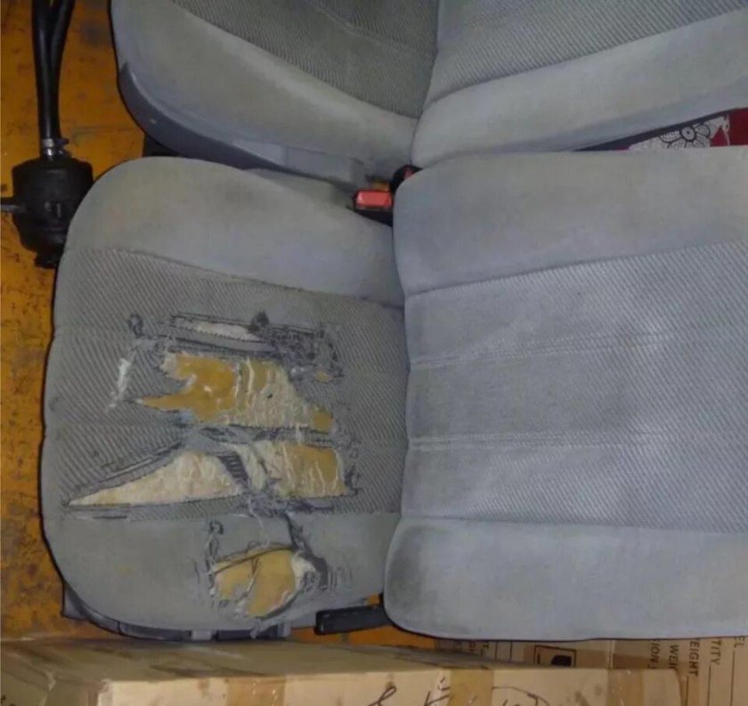 Порванное сидение авто