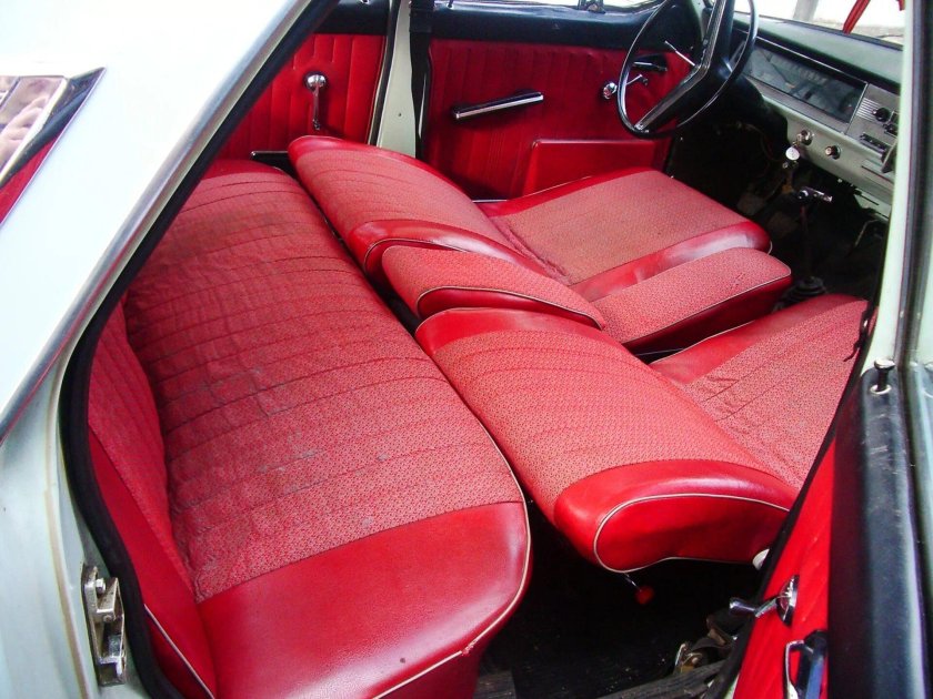 ГАЗ 24 красный салон сзади