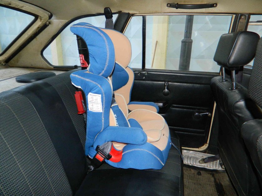 Детское кресло в машине