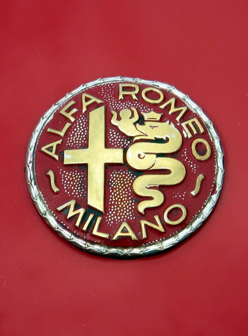 Альфа Ромео логотип